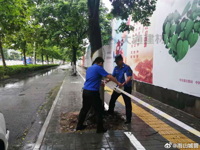 馬鞍山市雨山城管“迎戰(zhàn)”臺(tái)風(fēng) 全面排查路面施工圍擋安全隱患